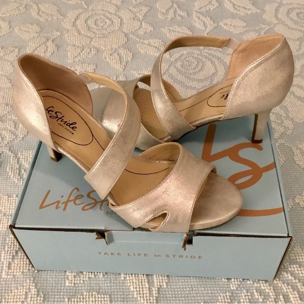 NEW Lifestride Women’s sandal pump Megasilver padded footbed. NWOT